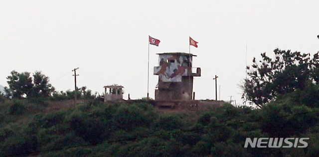 북한이 개성 남북공동연락사무소를 폭파한 가운데 16일 오후 경기도 파주시 접경지역에서 북한 초소에 인공기와 최고사령관기가 다시 게양돼 있다.