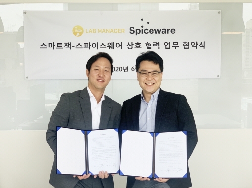 스마트잭 김건우 대표(좌)와 스파이스웨어 김근진 대표(우)