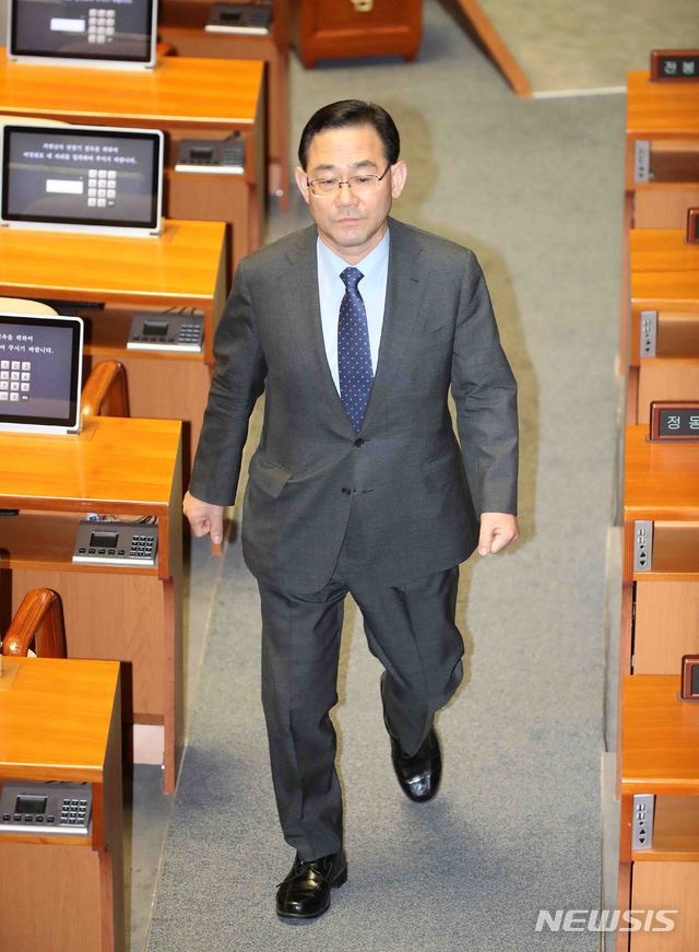 주호영 미래통합당 원내대표가 15일 오후 서울 여의도 국회 본회의장에서 미래통합당 의원들이 불참한 가운데 제379회국회(임시회) 제5차 본회의에 홀로 참석해 발언을 마친 후 본회의장에서 퇴장하고 있다.