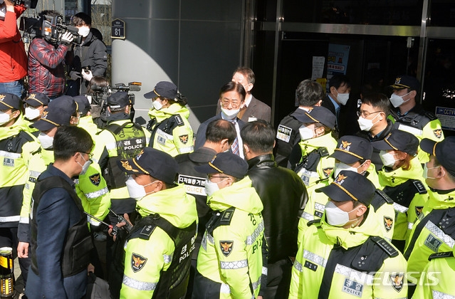 신천지교회 간부 2명 구속…교인명단 고의 누락