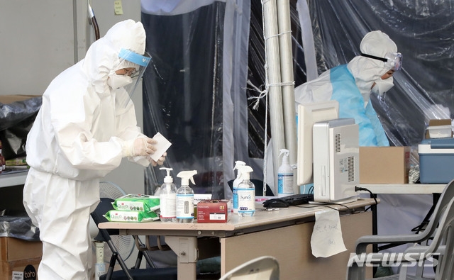 의료진들이 15일 오후 서울 송파구 보건소 내에 설치된 선별진료소에서 분주히 움직이고 있다.