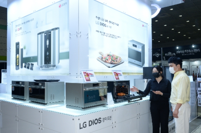 (사진=LG전자) 서울국제주류 박람회에 ‘LG DIOS 광파오븐’이 설치돼 있다.