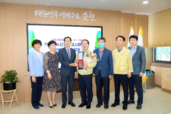순천시는 지난 15일‘세계 헌혈자의 날’을 맞아 대한적십자사로부터 우수 지자체로 선정돼 감사패를 받았다/사진=순천시