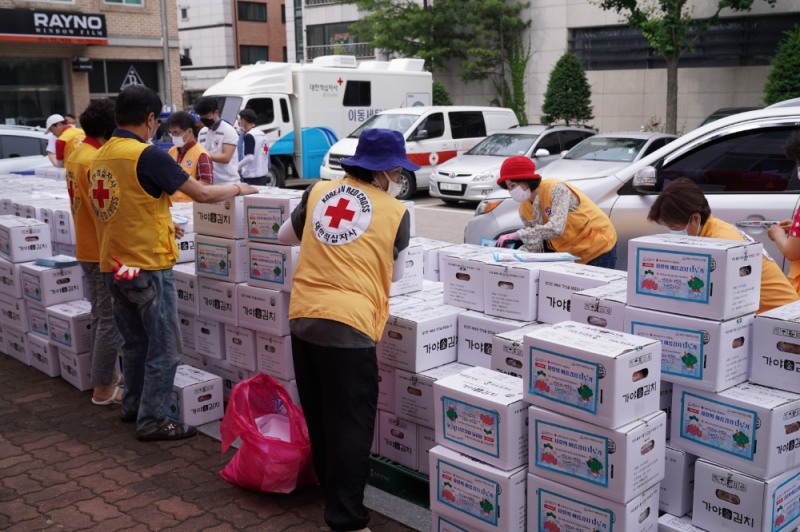 사랑의 여름김치 전달 준비하는 봉사원들