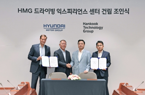 현대자동차그룹과 한국테크놀로지그룹이 현대차그룹 드라이빙 익스피리언스 센터 건립을 위한 협약을 체결한 후 기념촬영하고 있다. 사진 왼쪽부터 현대·기아차 상품본부장 토마스 쉬미에라 부사장, 현대자동차그룹 정의선 수석부회장, 한국 테크놀로지그룹 조현식 부회장, 한국타이어앤테크놀로지 이수일 사장 / 사진제공 = 현대차그룹