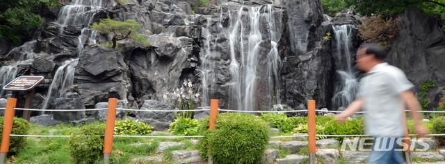 대구 낮 최고기온이 28도까지 오르며 폭염주의보가 발효된 지난 12일 오후 대구 북구 침산동 침산공원 오봉폭포가 도심의 열기를 식히고 있다.