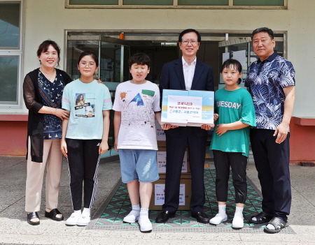 송귀근 군수는 지난 16일 녹동초등학교를 방문해 학교 방역 상황과 취약사항을 점검한 후 녹동초등학교 교장과 학생대표에 방역 마스크 2,045매를 전달하고 학생대표와 임직원들을 격려했다/사진=고흥군