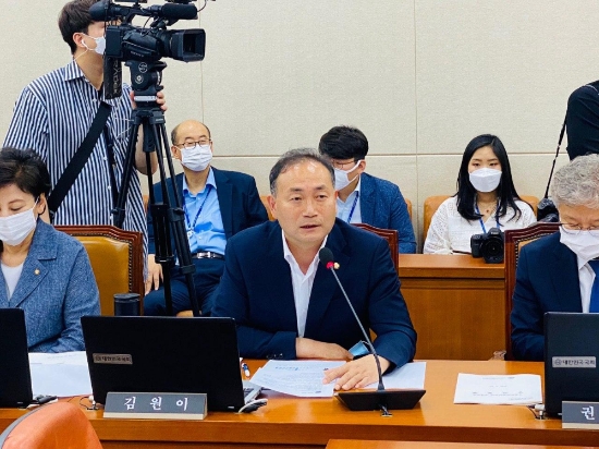 김원이 더불어민주당 국회의원(전남 목포)이 보건복지위원회 첫 번째 질의를 통해 의대 정원 확대와 의대가 없는 지방의 의대 설립을 적극 주장했다/사진=김원이 의원 사무실