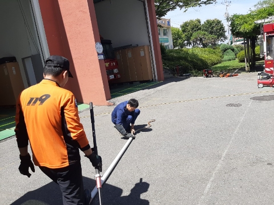 무안소방서 일로 119안전센터 직원이 포획한 황구렁이를 동물구조센터에 인계하기위해 뱀포획 도구를 이용 안전장치에 담고있다/사진=무안소방서