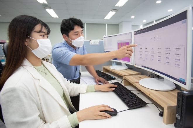 (사진=삼성전자) 국내 팹리스 업체 '가온칩스' 직원과 삼성전자 임직원이 '통합 클라우드 설계 플랫폼(SAFE Cloud Design Platform, SAFE-CDP)'으로 칩 설계를 진행하고 있다.