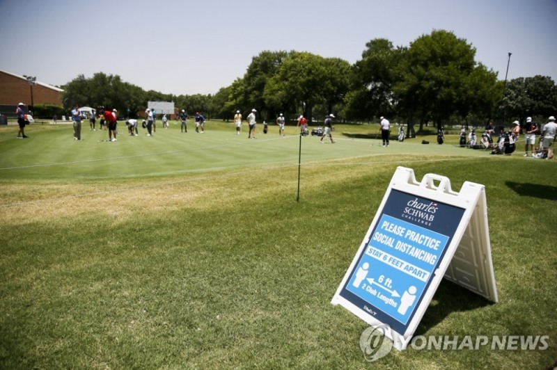 PGA 재개 앞두고 대회장에 설치된 '코로나19 거리두기' 표지판 [포트워스 USA투데이스포츠/로이터=연합뉴스]