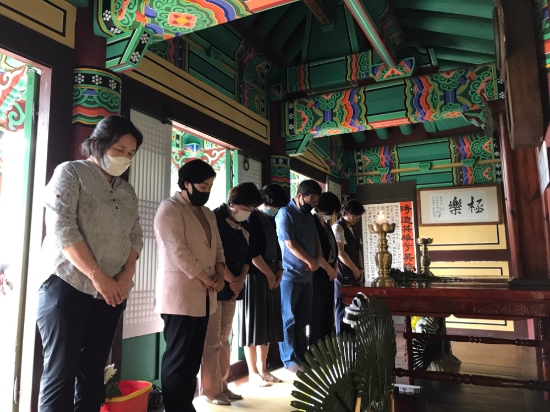 장흥군은 호국보훈의 달을 맞아 안중근 의사의 위패를 모신 해동사를 방문해 참배에 나섰다/사진=장흥군