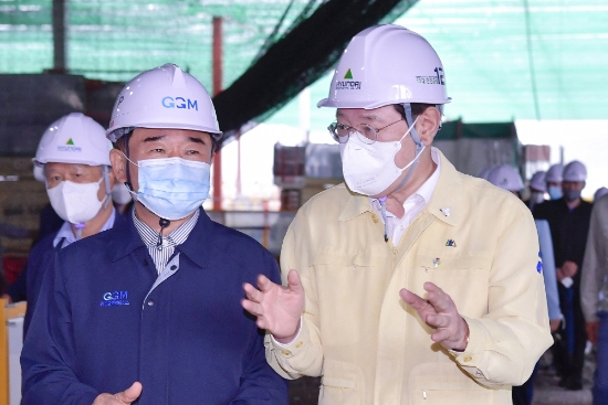 이용섭 광주광역시장이 18일 오전 광산구 빛그린산단 내 광주글로벌모터스(GGM) 완성차 공장 공사현장사무소에서 열린 '광주시 노사민정협의회 2차 회의'에 참석해 상생형 지역일자리 선정에 따른 후속 추진계획 등을 논 한 뒤 공사 현장을 둘러보며 박광식 광주글로벌모터스 부사장과 대화를 나누고 있다./사진=광주광역시
