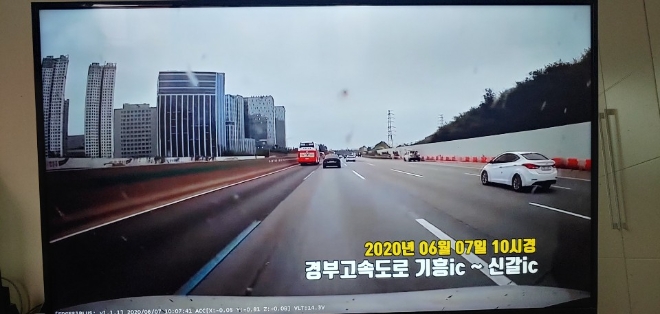 기아 레이의 블랙박스 화면. 6월7일 오전 10시경 경북고속도로 기흥IC에서 신갈IC에서 급발진이 발생했는데 레이는 이때까지만 해도 평온히 달리고 있었다. / 사진 캡처 = 한문철TV