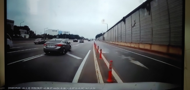 레이가 시속 140~150km의 추정속도로 광란의 질주를 하자, 운전자는 다른 차와의 충돌을 피하기위해 차단봉을 넘어가기도 하는 아찔한 순간을 연출했다. / 사진 = 한문철TV 캡처