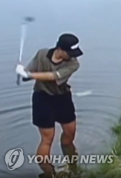 1998년 US여자오픈에서 연장 승부 중 연못에 빠진 공을 살리기 위해 양말까지 벗고 물 속에 들어가 샷을 하는 박세리. 