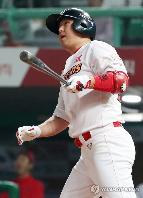 SK 최정이 개인 통산 341호 홈런으로 오른손타자로는 아무도 가지 않는 새길을 걷고 있지만 팀은 여전히 바닥에서 벗어나지 못하고 있다.