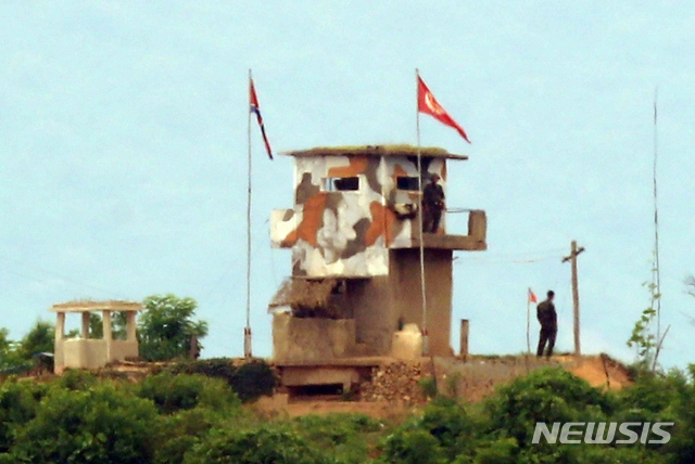 김여정 북한 노동당 제1부부장이 9.19 군사합의 파기 가능성을 언급한 이후 공식적인 대남 메시지를 내지 않고 있는 18일 경기 파주시의 한 접경지역에서 바라본 북한군 초소에 경비병들이 서 있다.