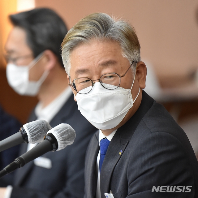 대법원 전원합의체 심리가 시작된 18일 오후 이재명 경기도지사가 경기 수원시 경기도청에서 열린 6월 확대간부회의에 참석하고 있다.