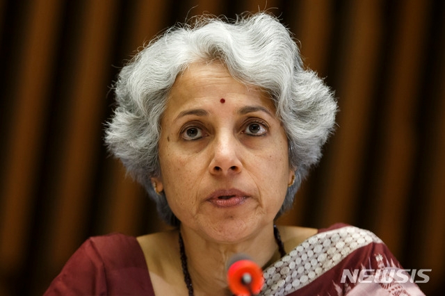 세계보건기구(WHO) 숨야 스와미나탄 수석 과학자는18일(현지시간) 화상 기자회견에서 "올해 말께 1, 2개 신종 코로나바이러스 감염증(코로나19) 백신이 개발될 수 있다"고 밝혔다. 지난 12일 그가 기자회견 중인 모습.