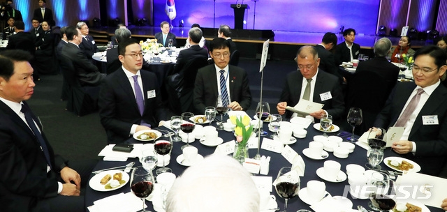 (사진=뉴시스)이재용(오른쪽부터) 삼성전자 부회장, 정의선 현대차그룹 수석부회장, 이호승 경제수석, 구광모 LG그룹 회장, 최태원 SK그룹 회장이 2일 오전 서울시 중구 대한상공회의소 국제회의장에서 열린 문재인 대통령의 국내 각계대표 및 특별초청 인사들과의 신년 합동 인사회에 참석해 앉아 있다