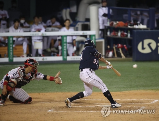 정수빈 3타점 3루타(서울=연합뉴스) 박동주 기자 = 19일 서울 잠실야구장에서 열린 2020 프로야구 두산과 LG의 경기. 6회 초 2사 만루에서 두산 정수빈이 3타점 3루타를 날리고 있다.