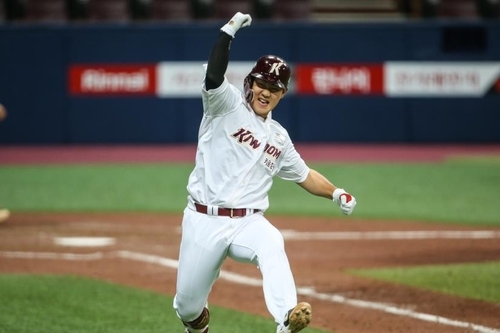 사상 최초 연속경기 대타 끝내기 적시타 친 주효상키움의 주효상이 19일 홈경기에서 0-1로 뒤진 9회 말 1사 만루에서 끝내기 적시타를 친 뒤 기뻐하고 있다. 2경기 연속 대타 끝내기 적시타 기록은 KBO리그 역사상 처음이다