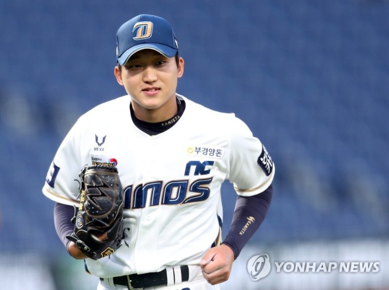 NC 구창모가 한화를 상대로 7이닝 1실점의 완벽한 피칭을 한 뒤 만족스런 표정으로 마운드를 내려오고 있다.