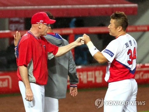 기아의 최형우가 3게임 연속 결승타를 날리며 팀을 3연승으로 이끌었다. 사진은 지난 17일 NC전에서 7-6으로 재역전승을 거둔 뒤 역전 결승타의 주인공 최형우가 윌리엄스 감독과 승리의 주먹 인사를 나누는 모습