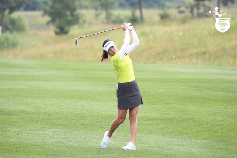 유소연이 19일 청라 골프클럽에서 벌어진 기아자동차 제34회 한국여자오픈골프대회 2라운드 18번홀(파4)에서 세컨샷을 하고 있다.