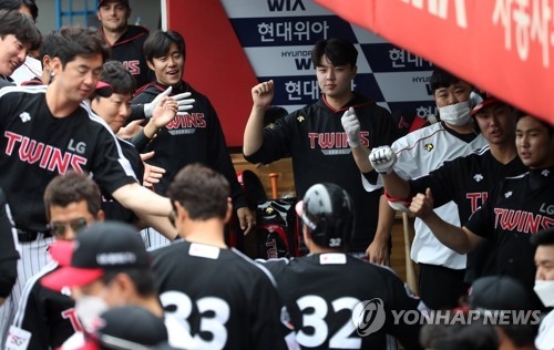 LG가 더그아웃에서 왁자지껄한 환호성 터지는 분위기를 이어가기 위해서는 무엇보다 겉으로가 아닌 마음 속에서 잠실 라이벌인 '곰 울렁증'에서 먼저 벗어나야 한다.