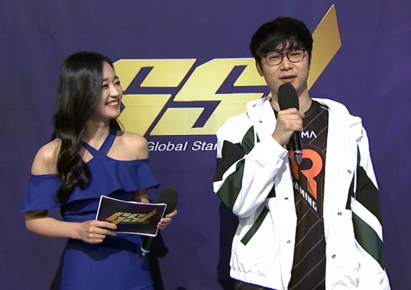 방송 인터뷰에 임하고 있는 주성욱(오른쪽, 사진=아프리카TV 생중계 화면 캡처).