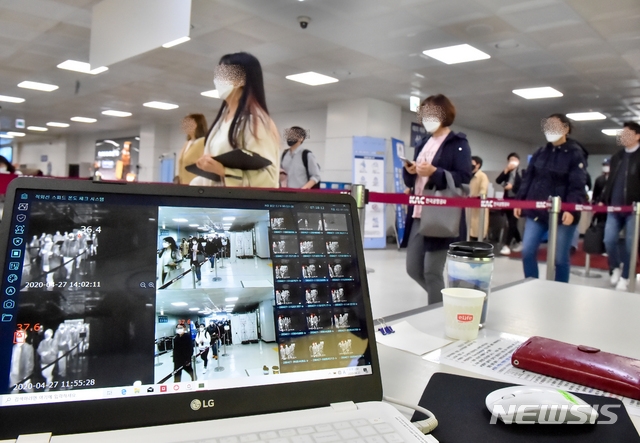정부가 사회적 거리두기를 제한적으로 완화한 가운데 지난 4월 27일 오후 제주공항 국내선입국장에 관광객들이 신종 코로나바이러스 감염증(코로나19) 확산 방지를 위한 발열 검사대를 통과하고 있다.