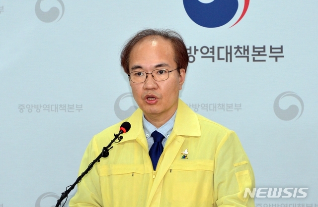 권준욱 질병관리본부 중앙방역대책본부 부본부장이 지난 18일 오후 2시10분 충북 오송 질병관리본부에서 열린 신종 코로나 바이러스 감염증(코로나19) 정례브리핑에서 발언하고 있다. 2020.06.18. (사진=중앙방역대책본부 제공)