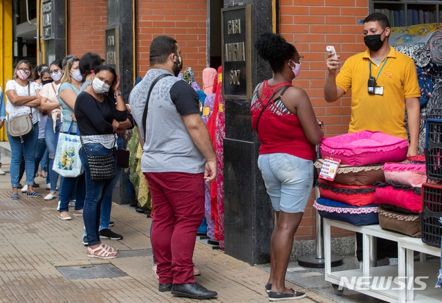 10일(현지시간) 신종 코로나바이러스 감염증(코로나19) 확진자가 급증하고 있는 브라질의 상파울루주 시내에서 사람들이 가게에 입장하기 전 체온 검사를 받기 위해 줄을 선 모습이다.