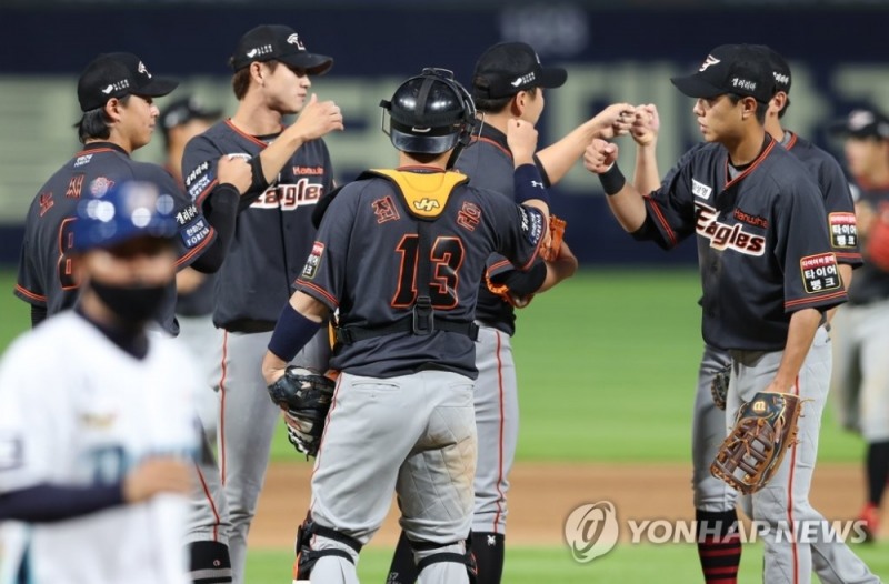 천적 이재학의 12연패와 팀 4연패를 훌훌 털어낸 한화 선수들이 승리의 주먹치기를 하고 있다.