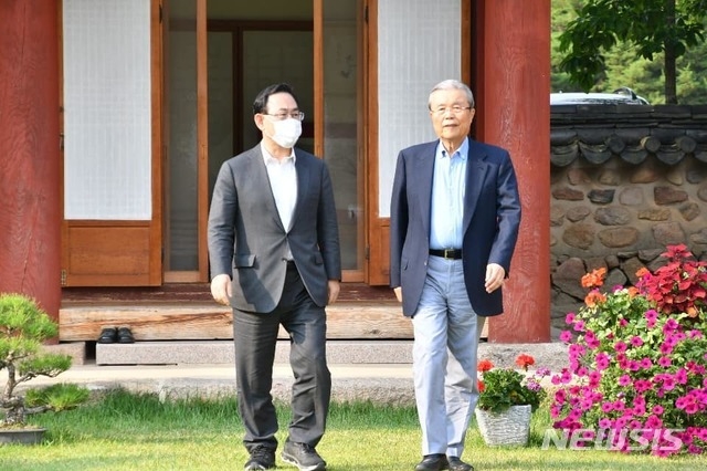 충북 속리산 법주사 찾은 김종인 미래통합당 비대위원장과 주호영 원내대표.(사진 출처: 김성원 미래통합당 원내수석부대표 페이스북)