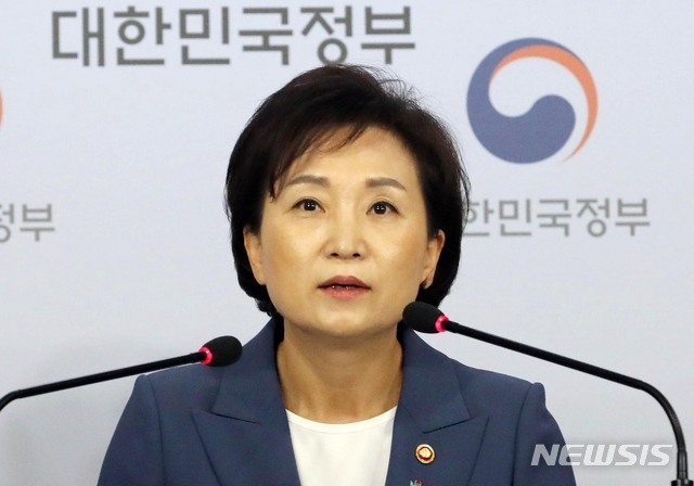 김현미 국토교통부 장관이 17일 오전 서울 종로구 정부서울청사 합동브리핑실에서 갭투자 규제를 핵심 내용으로 한 문재인 정부 21번째 부동산대책을 발표하고 있다.