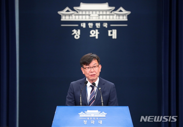 취임 1주년을 맞은 김상조 정책실장이 21일 청와대 춘추관 대브리핑실에서 일본수출규제 대응과 부동산 대책, 한국판 뉴딜, 제3차 추경 등에 대한 브리핑을 하고 있다.