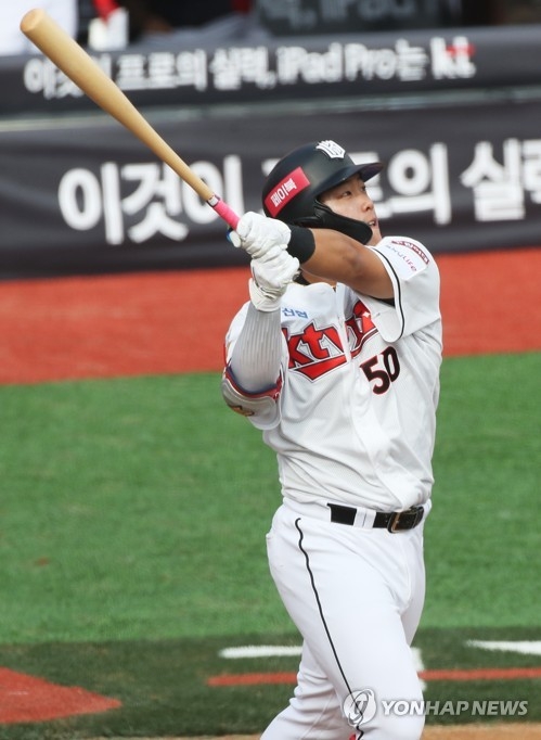 KT는 강백호가 멀티홈런으로 팀 득점을 혼자서 올리는 수훈으로 롯데를 격파했다.