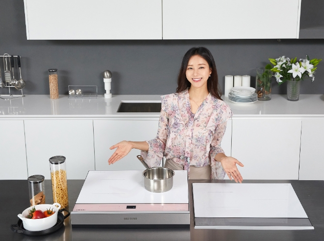 (사진=삼성전자) 삼성전자 모델이 수원 삼성전자 디지털시티 프리미엄하우스에서 삼성 전기레인지 ‘올 인덕션’ 신제품을 소개하고 있다.