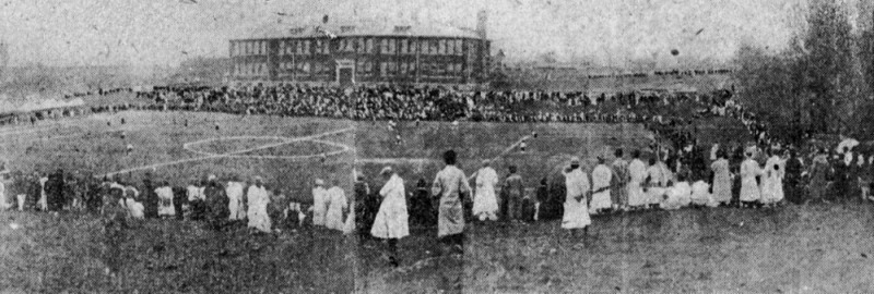 1925년 7월 평양종로공립보통학교에서 열린 관서체육회 주최 제1회 전조선축구대회에 몰려든 관중들 모습. 