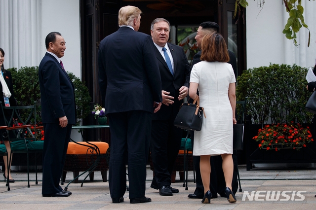 김정은 북한 국무위원장(오른쪽 뒤편 옆모습)이 도널드 트럼프 미국 대통령(뒷모습)과 지난해 2월28일 베트남 하노이 메트로폴 호텔에서 단독 회담을 마치고 마이크 폼페이오 미 국무장관(가운데 앞모습)을 만나 얘기하고 있다.