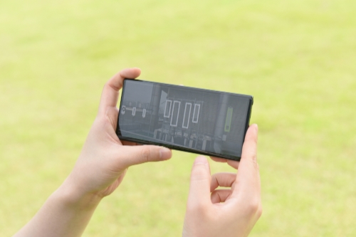 삼성 5G 네트워크 성능 최적화 솔루션을 탑재한 드론으로 촬영한 안테나와 기지국 정보를 스마트폰으로 확인하는 모습 / 사진제공 = 삼성전자