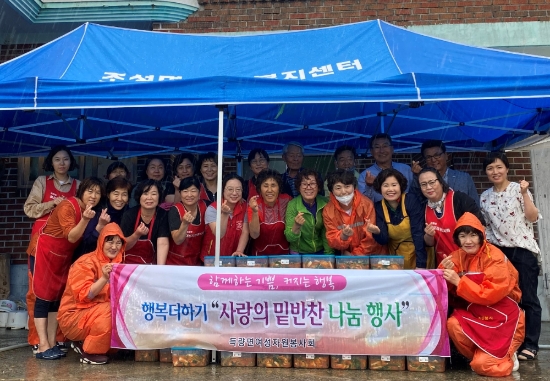 보성군 득량면은 최근 코로나19 장기화로 돌봄 공백이 발생한 관내 취약계층을 돕기 위해 밑반찬 봉사를 펼쳤다/사진=보성군