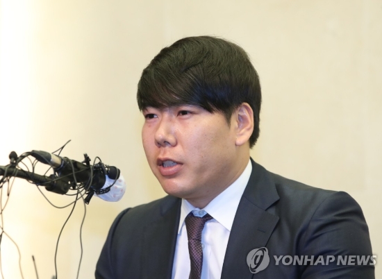 강정호 '사과 기자회견'(서울=연합뉴스) 임헌정 기자 = 국내 프로야구 복귀를 추진 중인 전 메이저리거 강정호가 23일 오후 서울 마포구 상암동의 한 호텔에서 열린 사과 기자회견에서 발언하고 있다.지난 5일 귀국한 강정호는 2주간 자가격리를 마쳤다. 강정호는 이날 기자회견에서 음주운전 관련 논란 등에 대해 입장을 밝혔다.