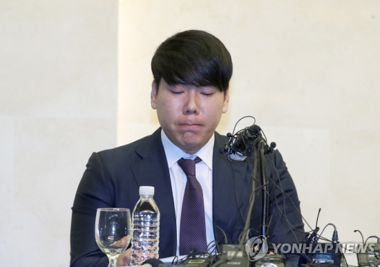 강정호, 굳은 표정으로(서울=연합뉴스) 임헌정 기자 = 국내 프로야구 복귀를 추진 중인 전 메이저리거 강정호가 23일 오후 서울 마포구 상암동의 한 호텔에서 열린 사과 기자회견에서 발언하고 있다.지난 5일 귀국한 강정호는 2주간 자가격리를 마쳤다. 강정호는 이날 기자회견에서 음주운전 관련 논란 등에 대해 입장을 밝혔다.