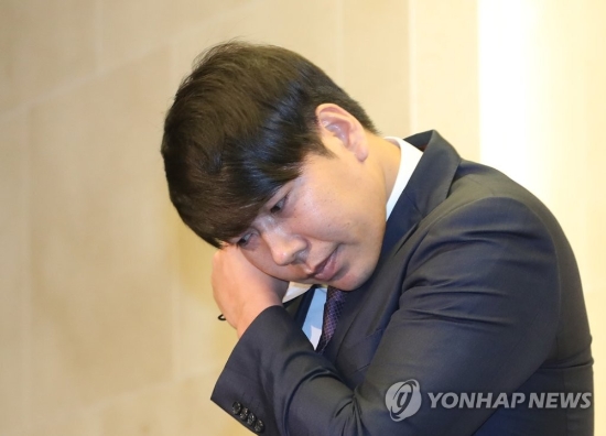 굳은 표정의 강정호(서울=연합뉴스) 임헌정 기자 = 국내 프로야구 복귀를 추진 중인 전 메이저리거 강정호가 23일 오후 서울 마포구 상암동의 한 호텔에서 사과 기자회견에 입장하고 있다.지난 5일 귀국한 강정호는 2주간 자가격리를 마쳤다. 강정호는 이날 기자회견에서 음주운전 관련 논란 등에 대해 입장을 밝혔다.