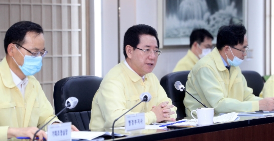 김영록 전라남도지사가 23일 오전 도청 서재필실에서 실국장 정책회의를 주재하고 있다./사진=전라남도