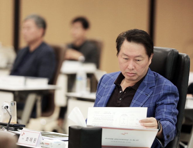 (사진=SK) 최태원 SK그룹 회장이 23일 경기도 이천시 SKMS연구소에서 개최된 ‘2020 확대경영회의’에 참석, 기업가치 제고 방안에 관한 발표를 경청하면서 자료를 살펴보고 있다.